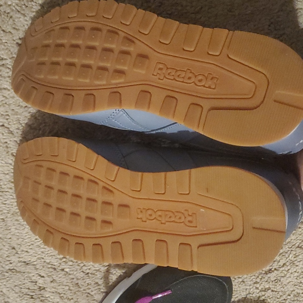 Comfy Reebok - Picture 3 of 4